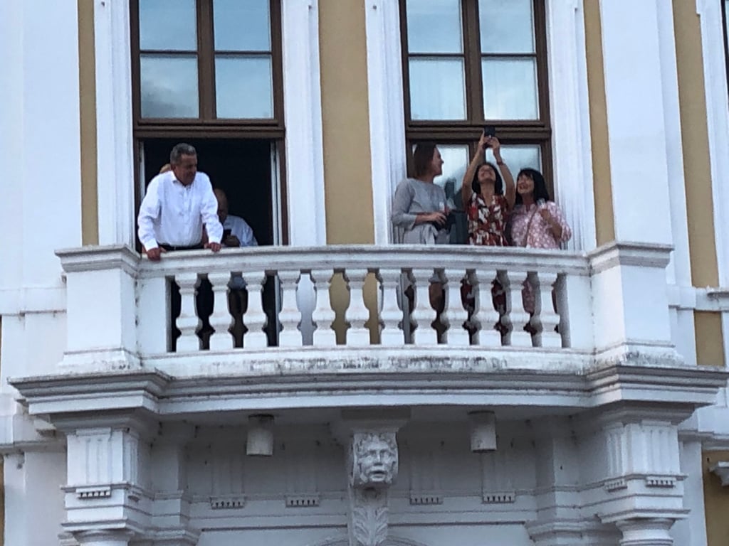 Dieses Foto belastet Landtagspräsident Gunnar Schellenberger. Er verfolgt das Roland-Kaiser-Konzert gratis auf dem Balkon des Landtags.
