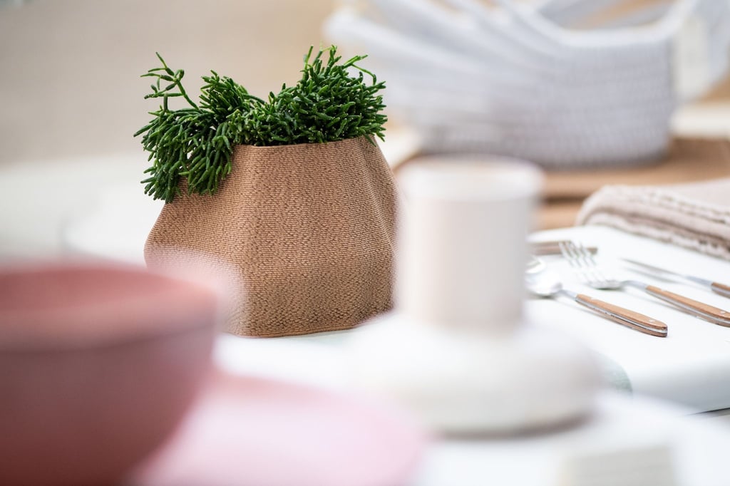 Naturverbundenes Design: Was wie ein Haufen Erde wirkt, ist der Blumentopf: Dieses Beispiel für ungewöhnliche Optiken von Migration of Matter Studio war in der Trendausstellung der Messe Ambiente zu sehen.