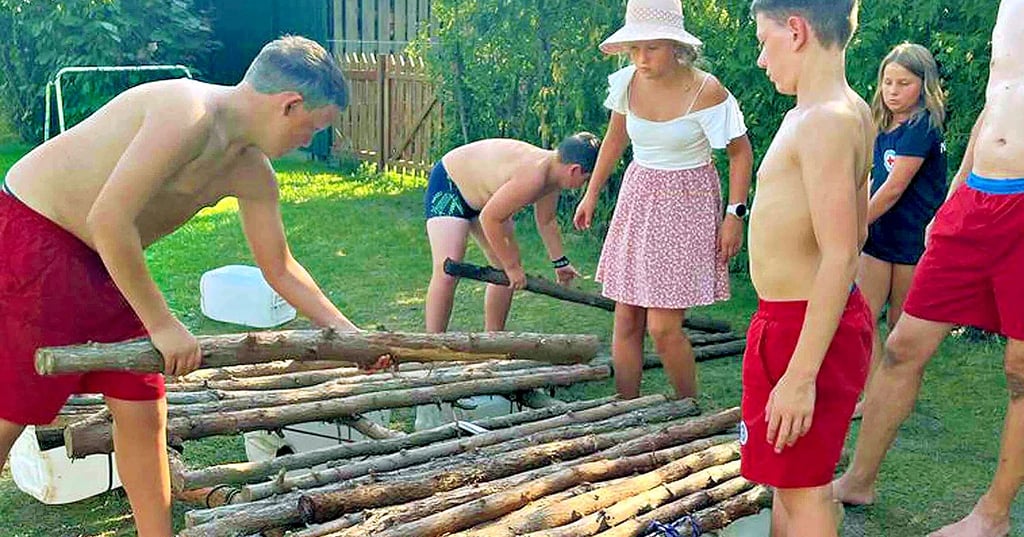 Beim Floßbau ging es den Mitstreitern von der Wasserwacht Tangerhütte um Teamwork und um gute Ideen.
