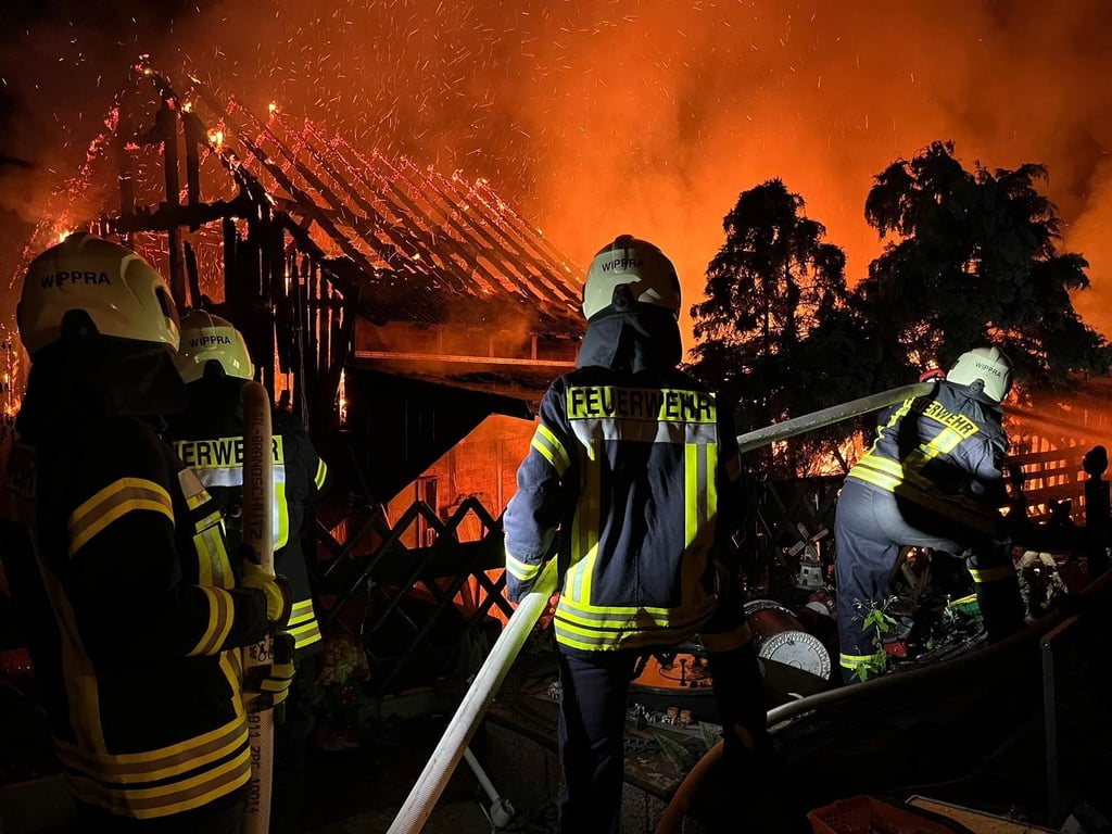 Feuerwehrleute verhinderten in Wippra, dass zwei Wohnhäuser abbrennen. Ein altes Werkstattgebäude am Hasselbach, das in Wippra als "In der Selke" bezeichnet wird, wurde jedoch zerstört.