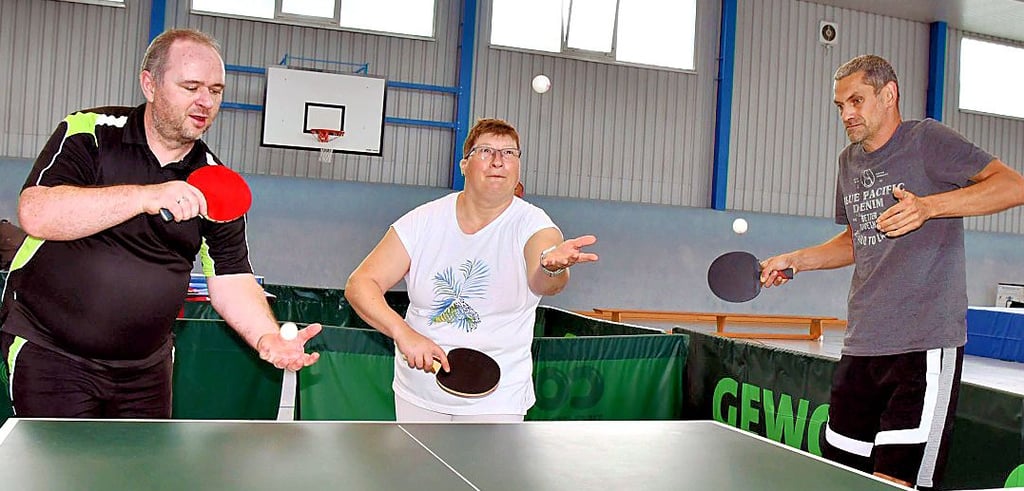 Matthias Jackisch (v.l.) von der SG Calvörde, Melanie Handke und Sebastian Haack, Bewohner der Häuser der Evangelischen Stiftung Neinstedt, haben sichtlich Spaß am Sport an den grünen Tischen mit Kellen und den kleinen weißen Bällen.