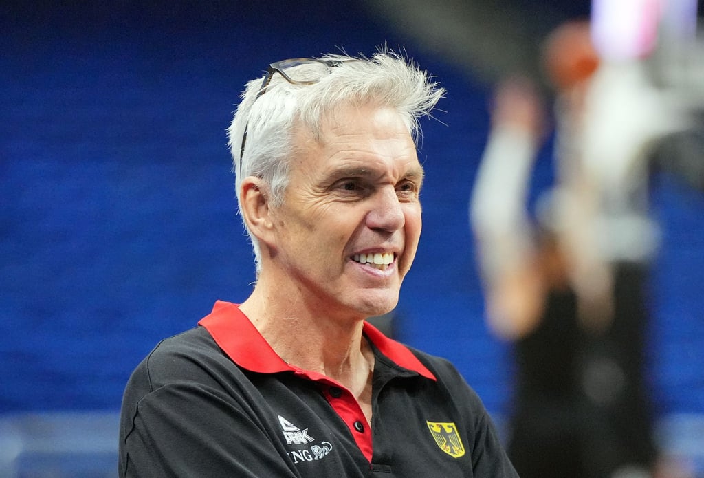 Deutschlands Trainer Gordon Herbert lacht während des Trainings.