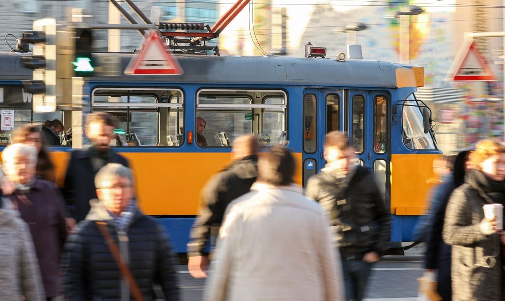 Menschen gehen vor dem Hauptbahnhof in Leipzig.