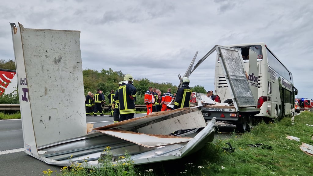 Ein Reisebus und ein Lastwagen sind auf der A14 zusammengestoßen.
