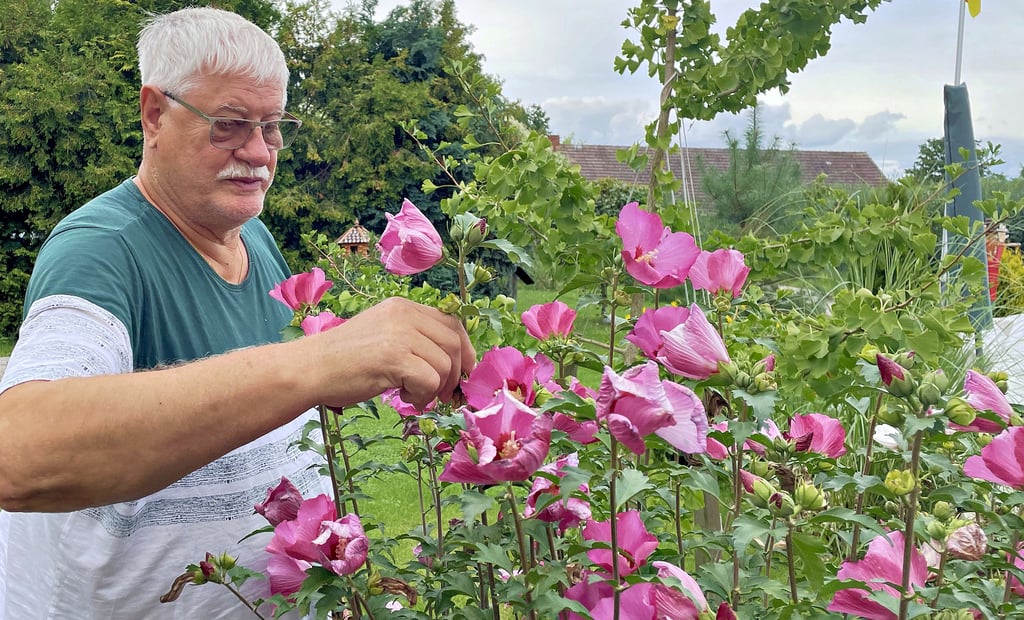 Claus-Bert Rosenkranz in seinem Garten in Brettin.