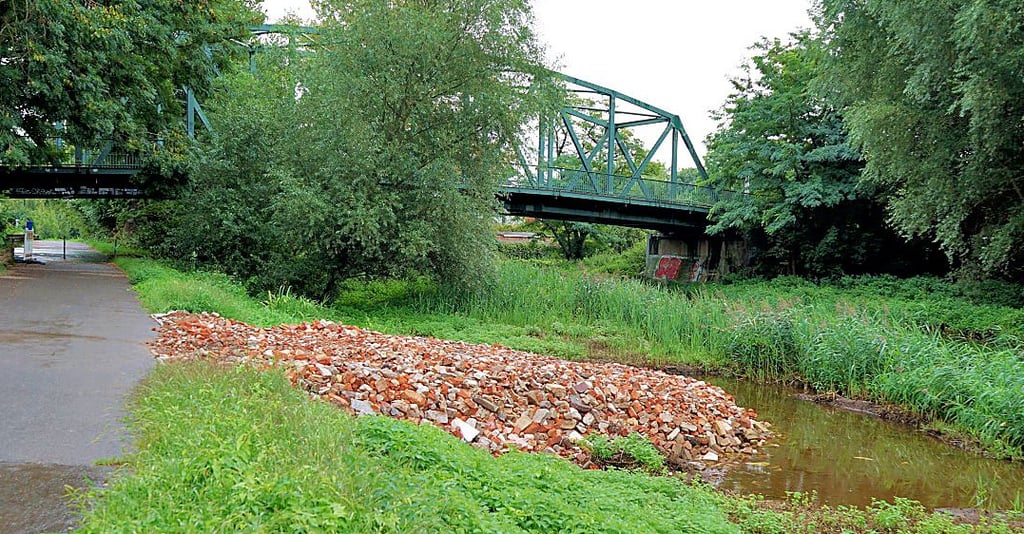 Das Ohreufer unterhalb der Amtsbrücke bis zur Alten Elbe wird renaturiert. Derzeit macht der Bagger Pause.