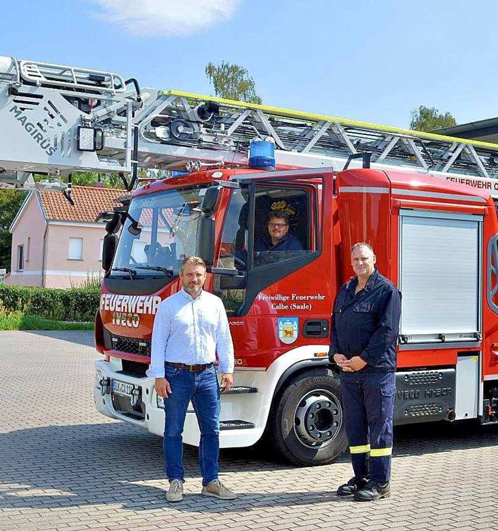 Bürgermeister Sven Hause steht hier mit Stadtwehrleiter Lars Roschkowski (r.) vor der neuen Drehleiter.