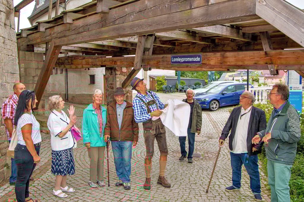 Die Loreleypromenade in Bad Kösen hat nun ein bewegliches Straßenschild, eingeweiht vom Heimatvereinsvorsitzenden Holger Fritzsche und von Klaus Giesel (2.v.r.), einstiger Vorsitzender des aufgenommenen Gradierwerkfördervereins.