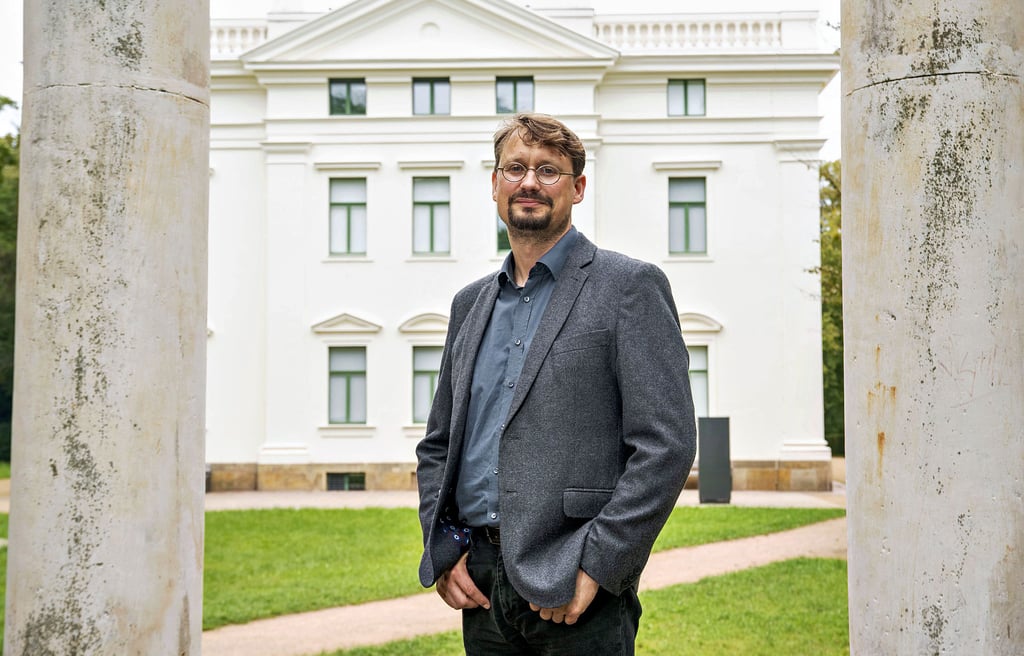 André Schlecht-Pesé am Schloss Georgium. Der 49-jährige Dessauer ist neuer Geschäftsführer der Architektenkammer Sachsen-Anhalt.
