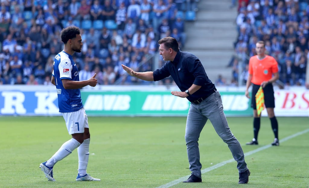 Können sich derzeit während der Pflichtspiele des 1. FC Magdeburg nicht auf dem Rasen austauschen: FCM-Cheftrainer Christian Titz (r.) und Stamm-Rechtsverteidiger Herbert Bockhorn. Der Ex-Bochumer fehlt den Elbestädtern aufgrund eines Bänderrisses im Fußgelenk.