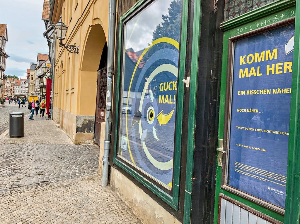 Wie hier in der Marktstraße soll mit Schaufenstergestaltungen auf leerstehende Gewerbeflächen aufmerksam gemacht werden.