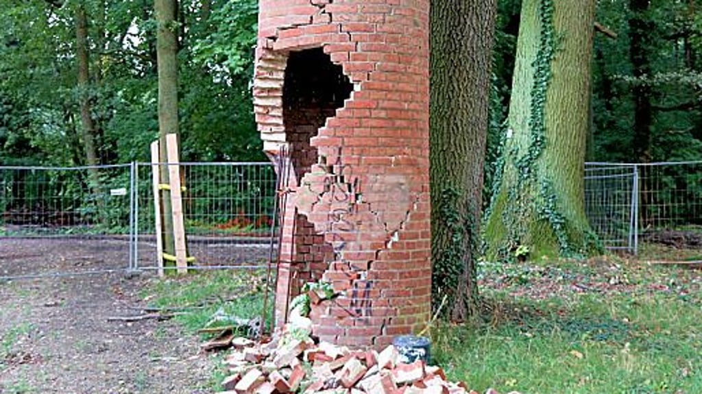 Noch nicht repariert ist die Turmruine.
