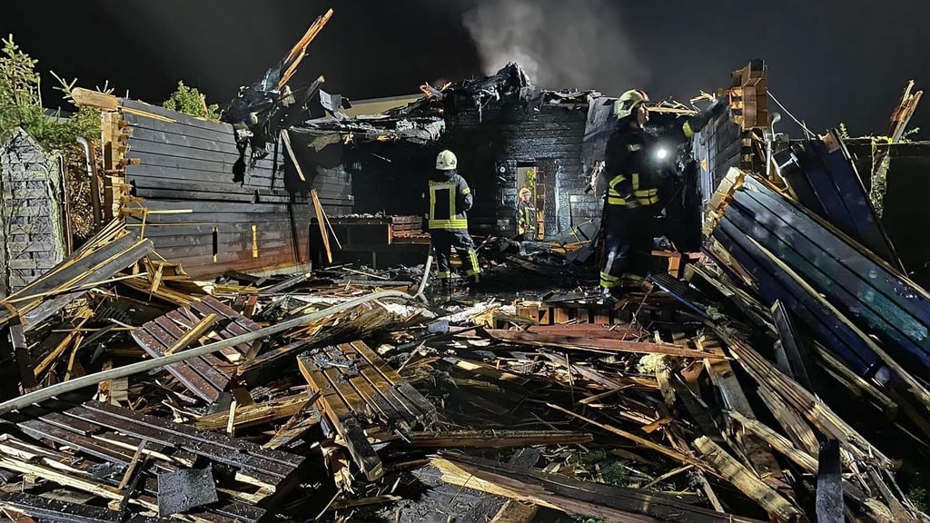 Die Blockhaussauna am Ascherslebener Ballhaus ist in der Nacht zu Dienstag abgebrannt.