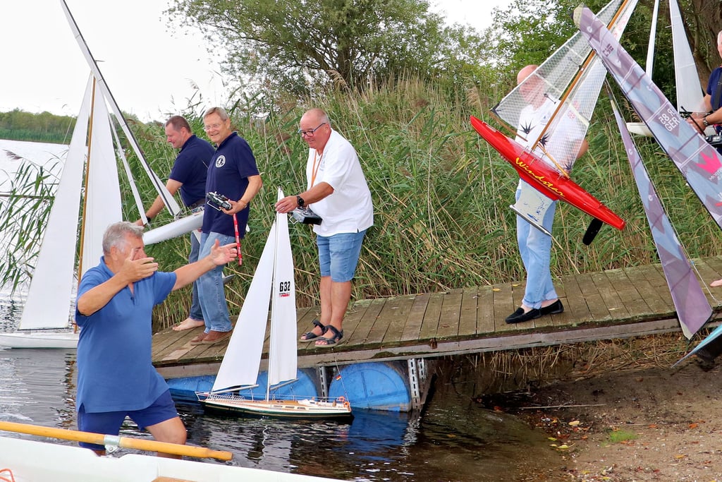 Die Schiffsmodelle werden in den Zerbener Kiessee gesetzt. Dann kann die kleine Regatta starten.