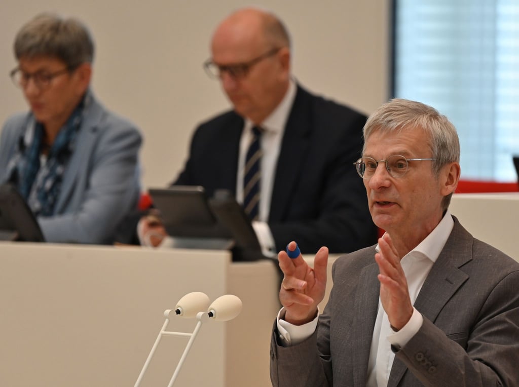 AfD-Fraktionschef Hans-Christoph Berndt spricht im Landtag von Brandenburg.