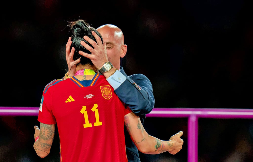 Der spanische Fußballverbandschef Luis Rubiales küsst Jennifer Hermoso während der Siegerehrung.