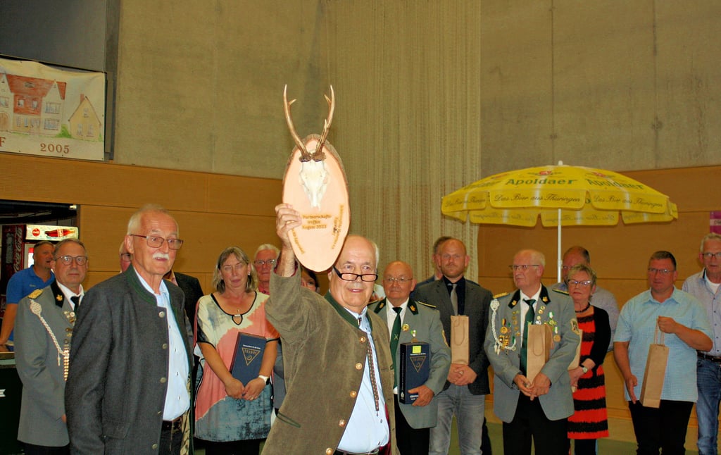 Alle zwei Jahre besuchen sich die Eggersdorfer aus Deutschland und Österreich. Am Wochenende fand bereits das zehnte Treffen statt. Zahlreiche Geschenke wurden ausgetauscht, wodurch die geleistte Arbeit der Aktiven gewürdigt wurde. Die Jagdtrophäe soll an das diesjährige Treffen erinnern.