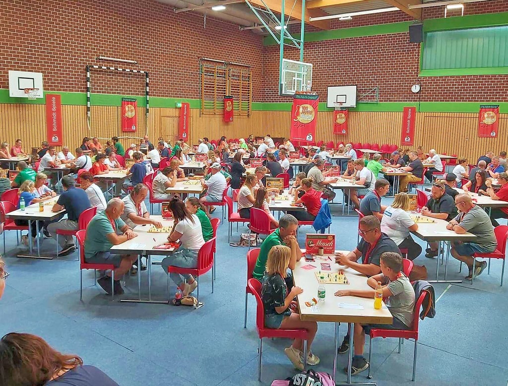 120 Teilnehmer spielten bei den Offenen Stadtmeisterschaften im „Mensch ärgere Dich nicht“ mit.