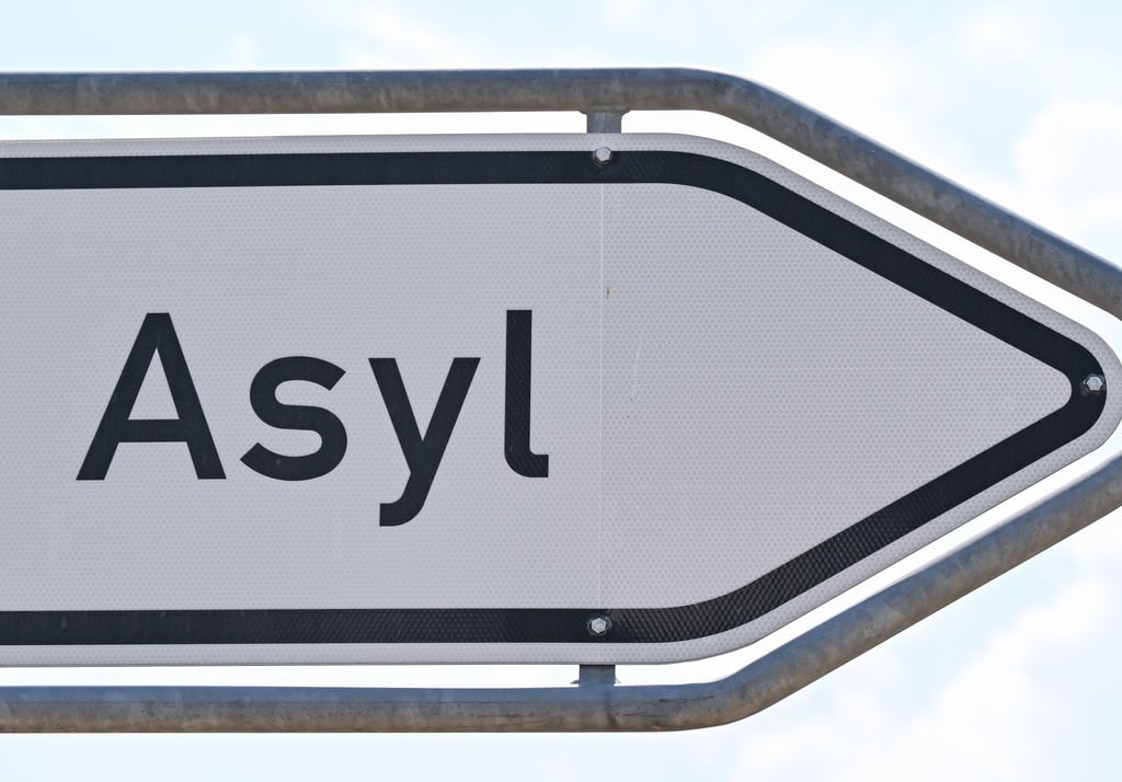 Das Wort „Asyl“ steht auf einem Wegweiser.