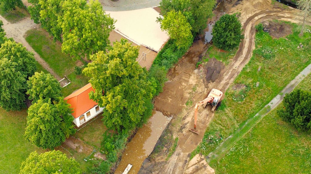 Der Schlosspark Möckern aus der Vogelperspektive. Am „Tiefen Graben“ wird derzeit das Höhenniveau angeglichen.