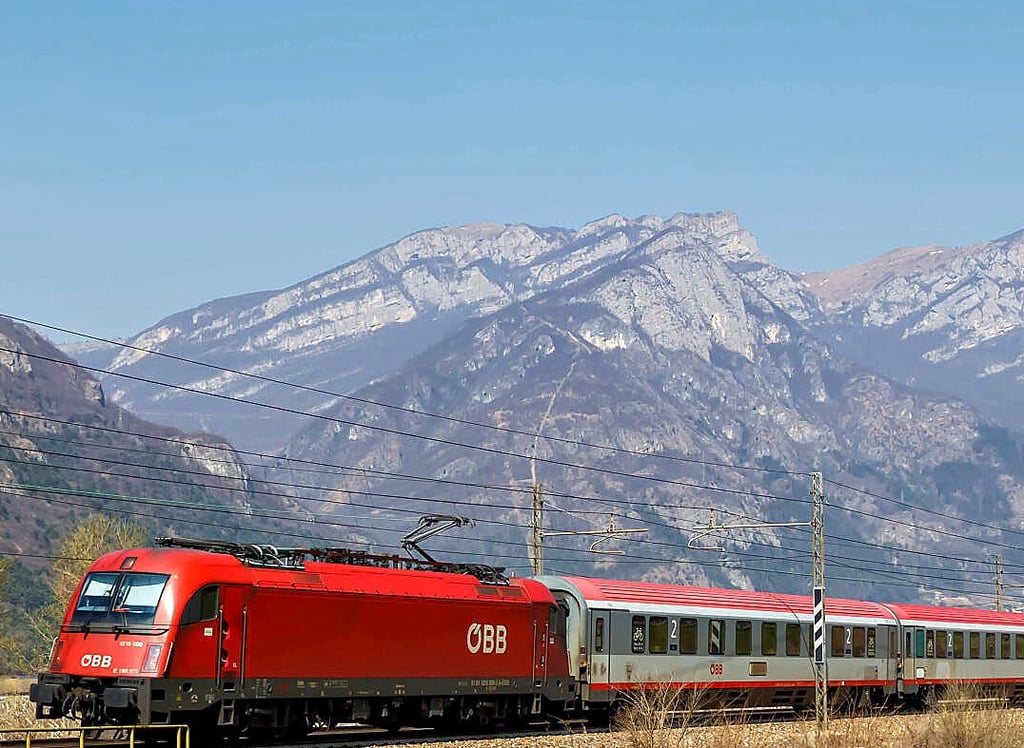 ÖBB-Zug mit Alpenpanorama: Alles für drei Euro am Tag. Mit Tattoo auch gratis.