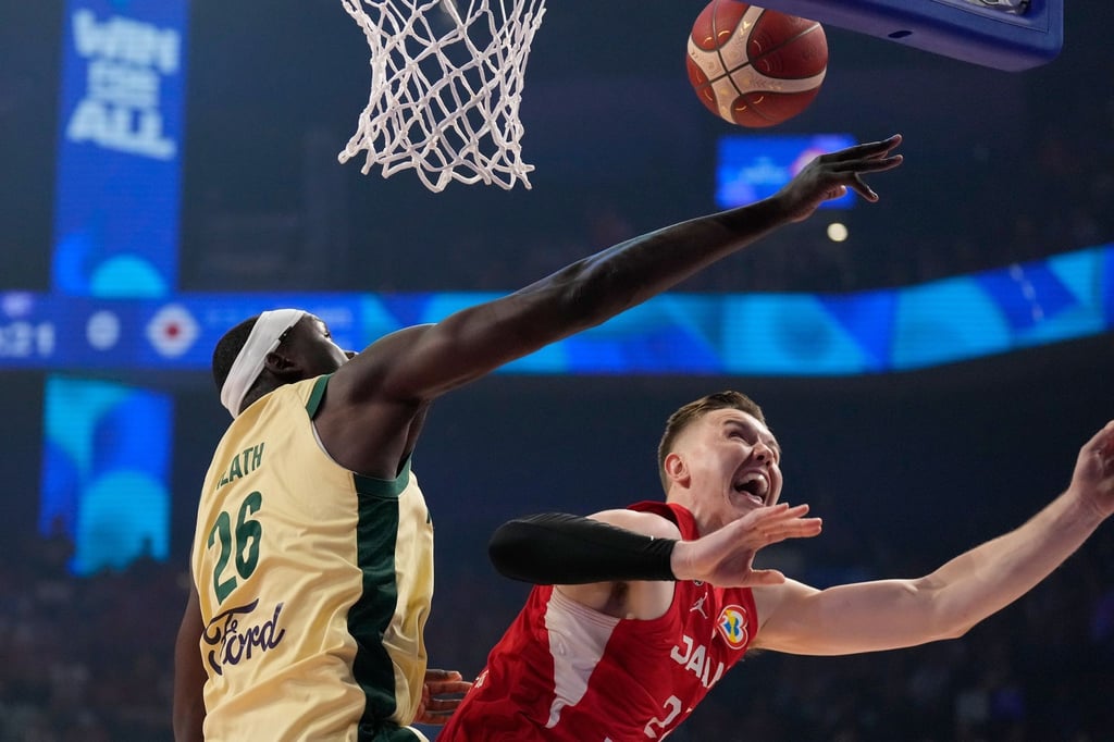 Der Australier Duop Reath (l) blockt Josh Hawkinson aus Japan.