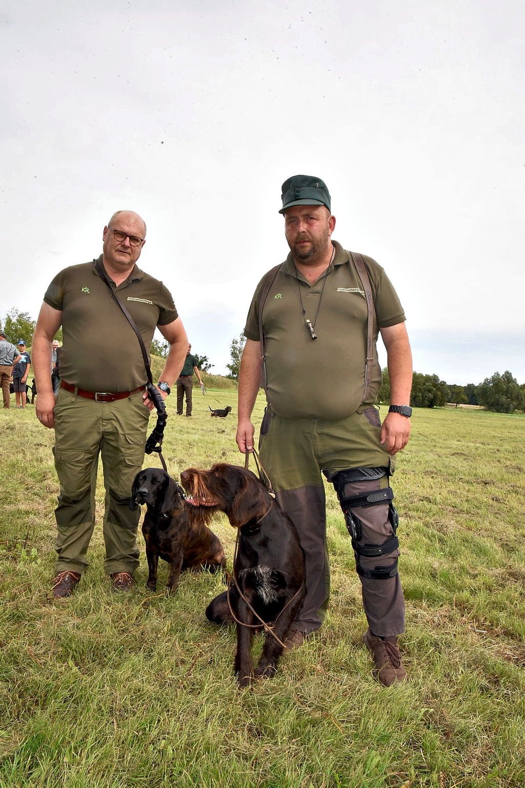 Jens Hennicke (l.) mit seinem Hannoverschen Schweißhund und Stefan Wesche mit seinem Deutsch Drahthaar.