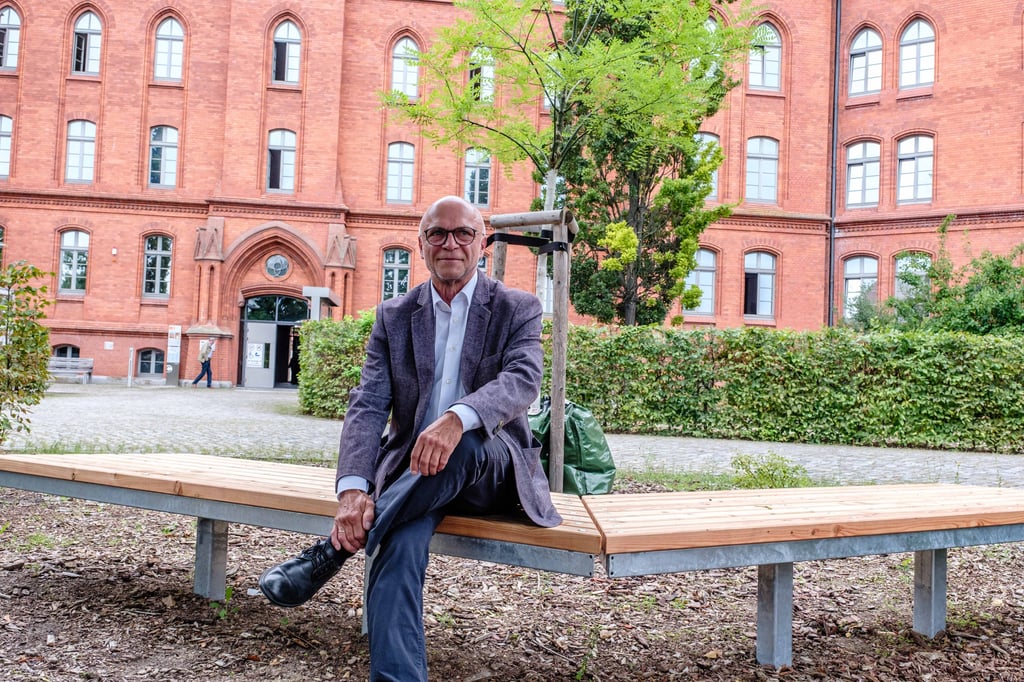Jochen Kirchner auf der "Kommunikationsbank" vor dem Neuen Rathaus.