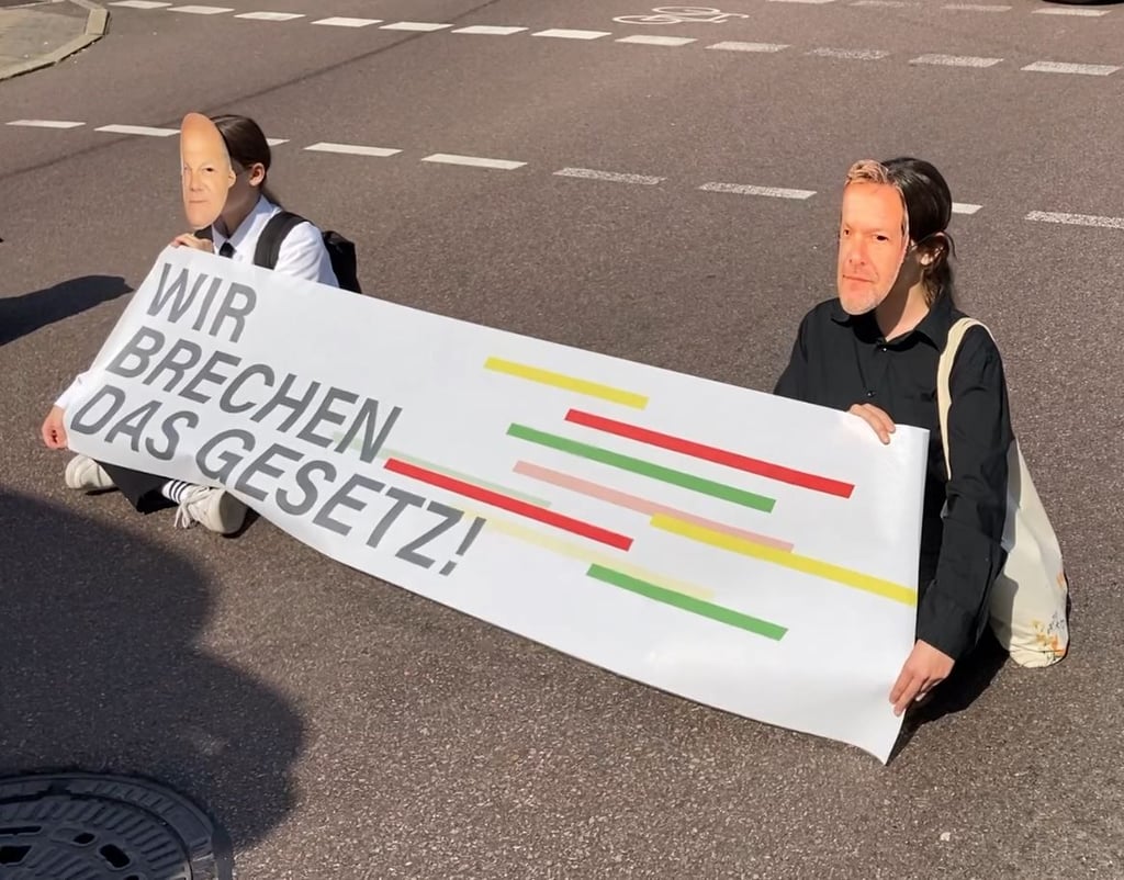 Mitglieder der Letzten Generation Halle bei einer Blockade. Am Montag haben sich die Aktivisten erstmals kritischen Bürgerfragen gestellt.