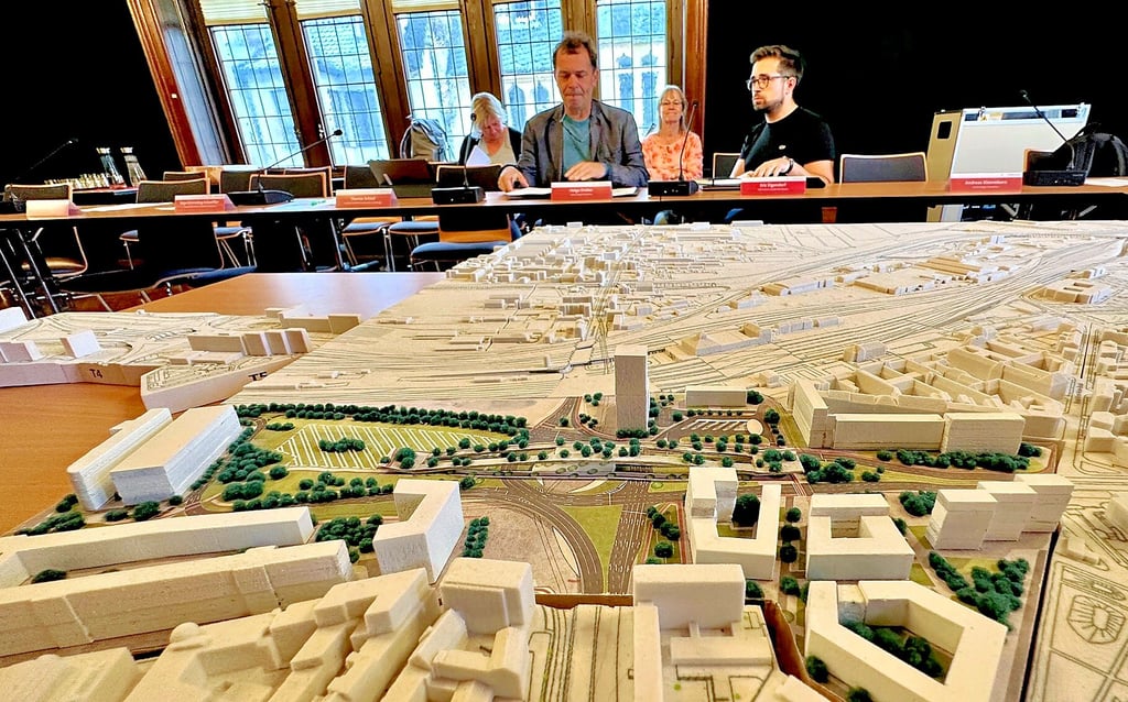 Zum besseren Verständnis hatte die Verwaltung einen Bauklötzchen-Plan mitgebracht, der den Riebeckplatz zeigt, wie er aussehen könnte.