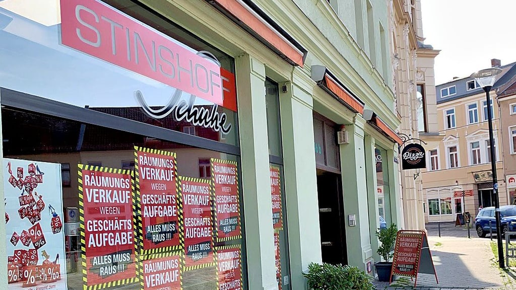 Endgültiges Aus für die „Stinshoff Schuhe“- Filiale am Rande der Stendaler Fußgängerzone. Aktuell hat der Räumungsverkauf begonnen.