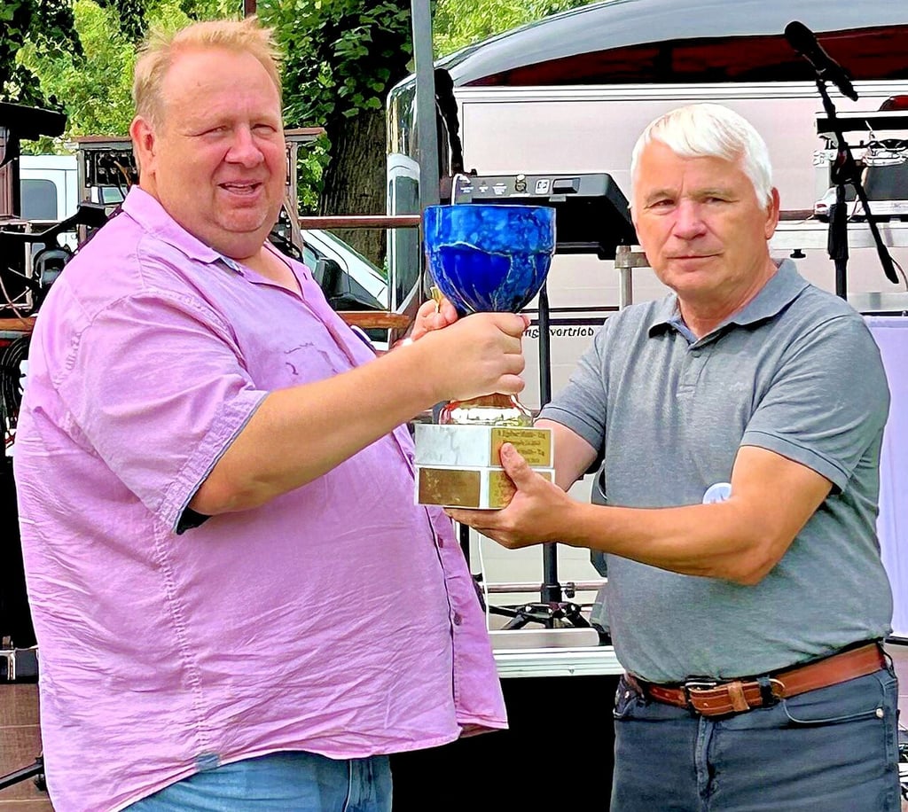Wolmirslebens Bürgermeister Knut Kluczka (l.) überreichte seinem Amtskollegen aus Egeln, Reinhard Luckner, dessen Stadt im nächten Jahr den Tag der Egelner Mulde ausrichten wird, den mit Bier gefüllten Pokal.