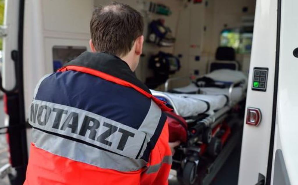 Eine Frau ist von ihrem eigenen Auto in Vinzelberg bei Stendal eingeklemmt worden und kam schwer verletzt ins Krankenhaus. Symbolbild: