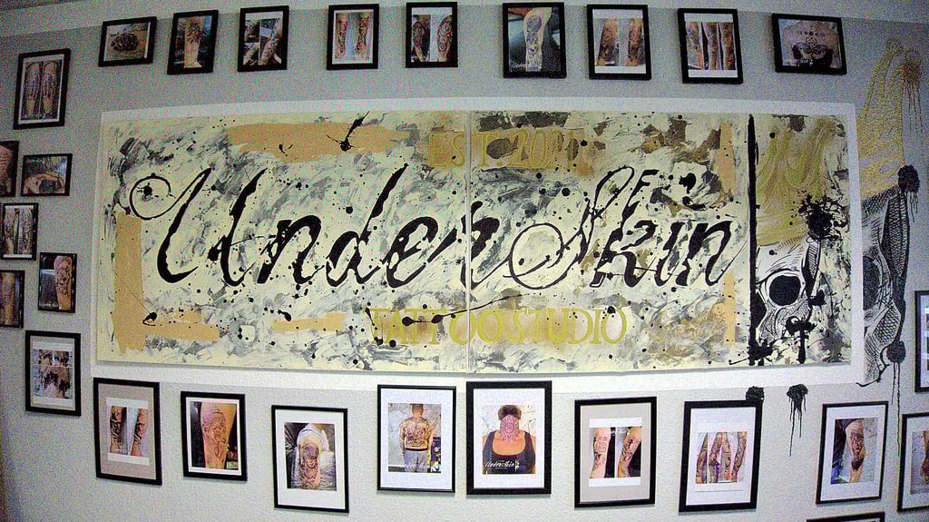 Tattoo Studio UnderSkin: An der Wand hängen einige Motive des Tattoo-Künstlers, die er bereits auf die Haut seiner Kunden gebracht hat.