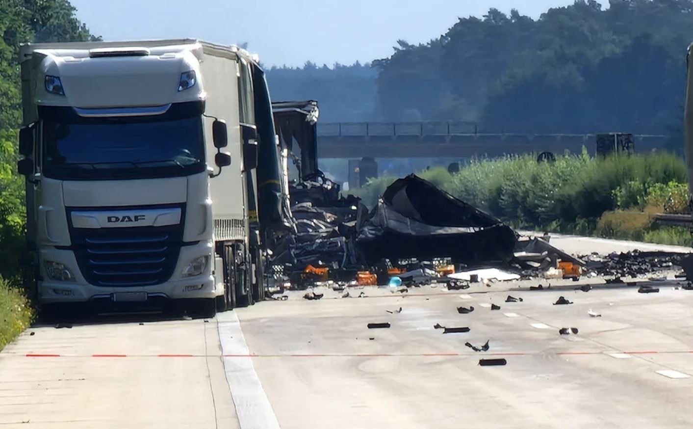 Lkw-Unfall Auf Der A2: Autobahn Weiter Gesperrt - Nach Explosion ...