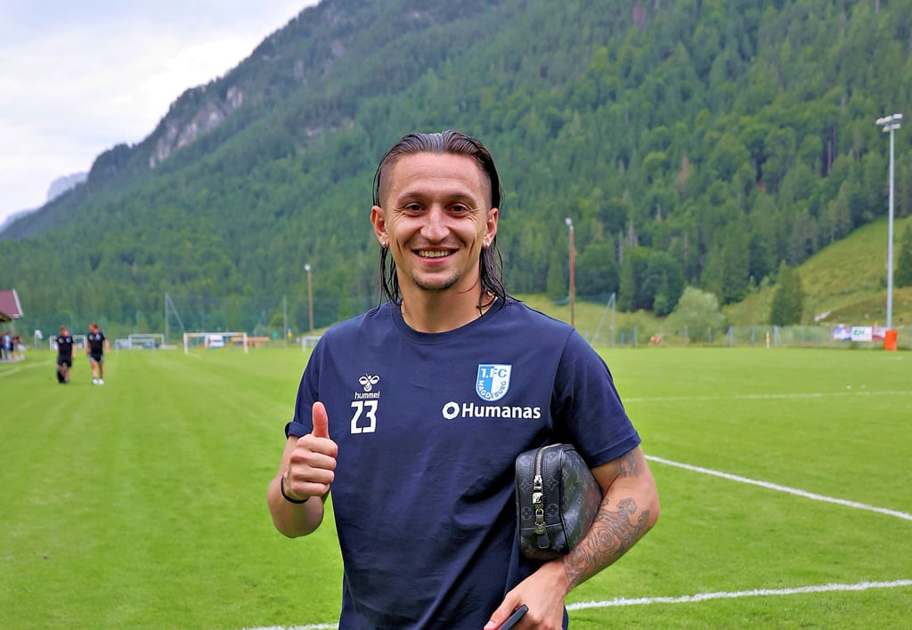 Da geht der Daumen hoch: Im Trainingslager posierte Baris Atik lächend für ein Foto.