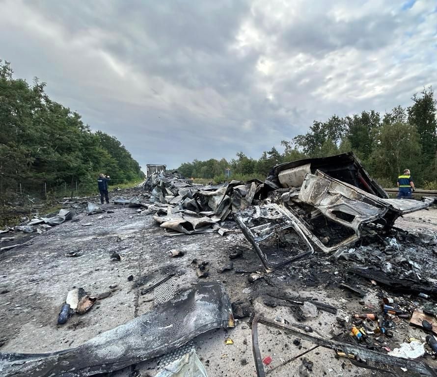 Lkw-Unfall Auf Der A2: Autobahn Weiter Gesperrt - Nach Explosion ...