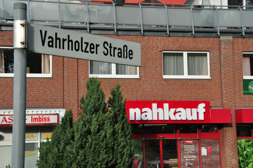 Der Nahkauf befindet sich in einem Wohn- und Geschäftskomplex an der Ecke Vahrholzer Straße/Thälmannstraße in Kalbe.