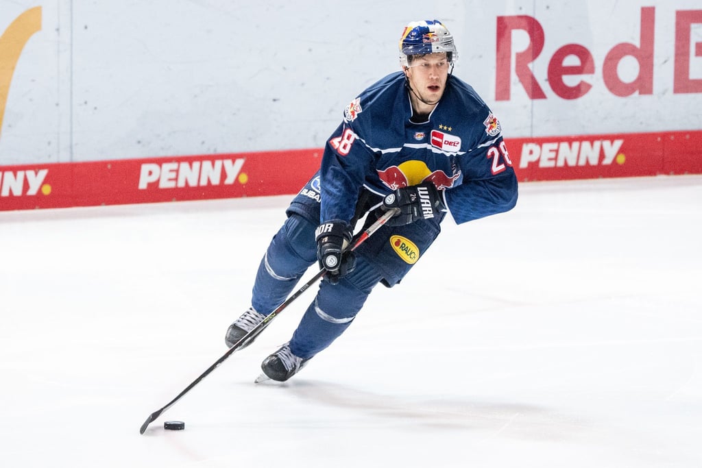 Frank Mauer von München spielt den Puck.