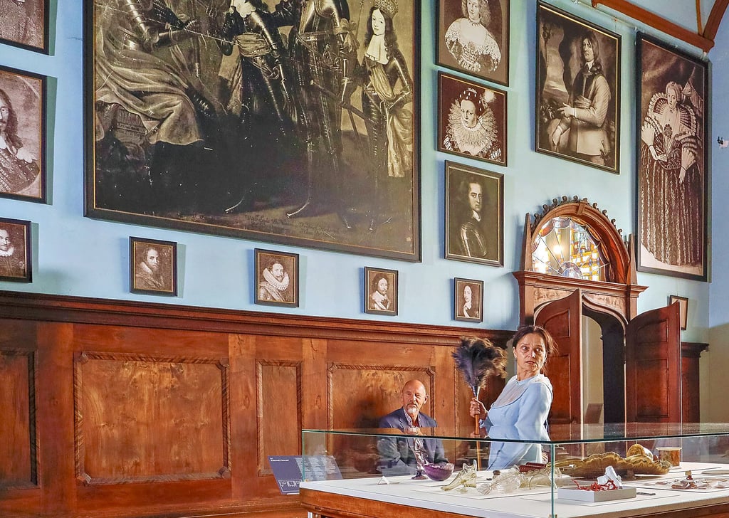 Gotisches Haus, Silke Wallstein von der Abteilung Schlösser und Sammlungen: In „Gärtnerin aus Liebe“ stellt die „Ewige Gärtnerin“ im Verlauf eines Monologes Legendäres aus dem Stammbuch ihrer Familie vor.