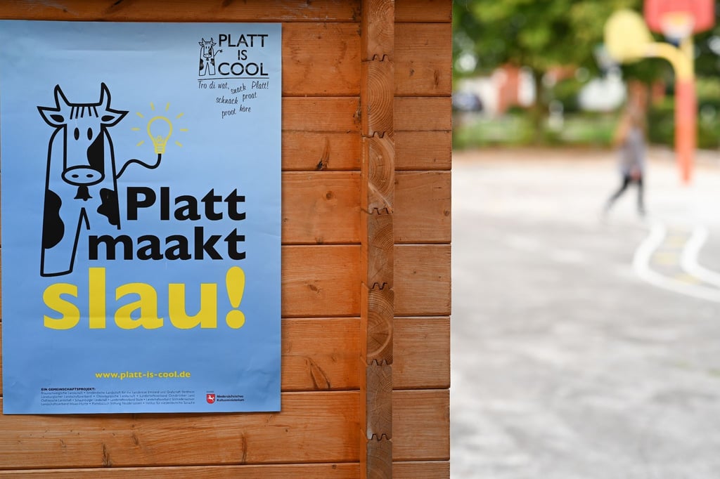 „Platt maakt slau“ steht auf einem Plakat.