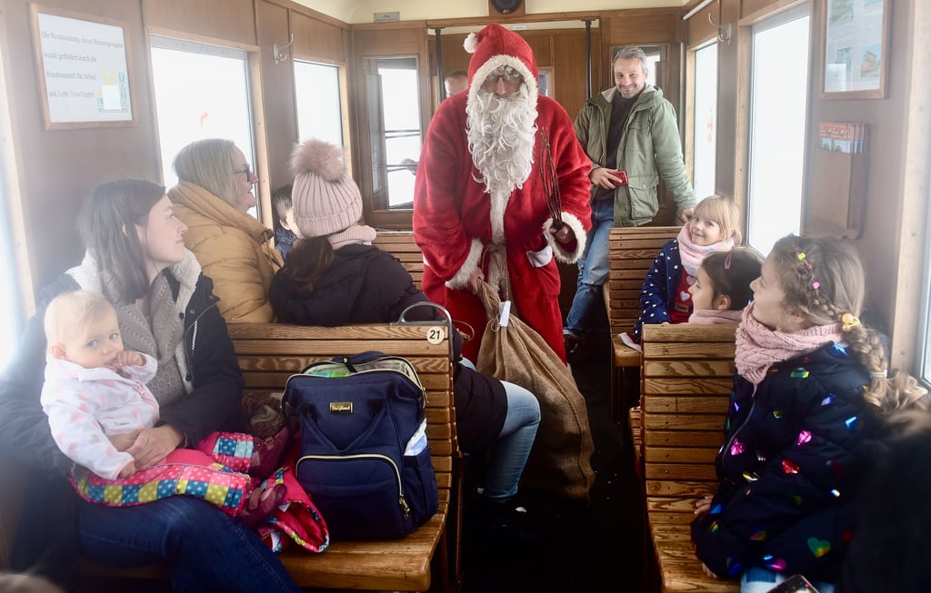 Der Nikolaus will die Kinder wieder im Zug überraschen.