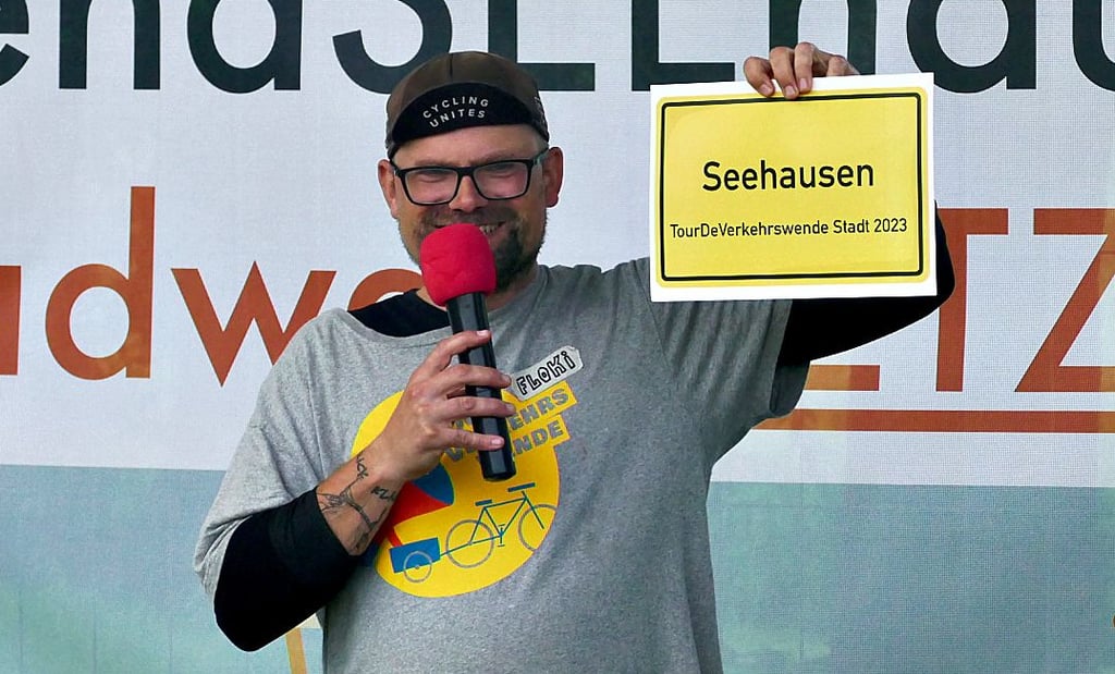 Florian Keiper vom Verein „Changing Cities“ überreichte ein kleines Ortseingangsschild von Seehausen.