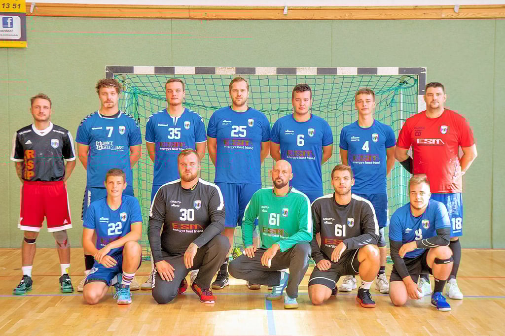 In dieser Besetzung belegte die HCB-Zweite beim eigenen Turnier am Samstag in Plotha den dritten Platz - hinten, v.l.: Alexander Schrei, Stephan Meyer, Anton Schmidt, Martin Tillmann, Max Seume, Tim Krenz, Stephan Fichtner; vorn, v.l.: Moritz Zänker, Max Knoblauch, Matthias Manz, Robin Broneske, Lucas Rothe.