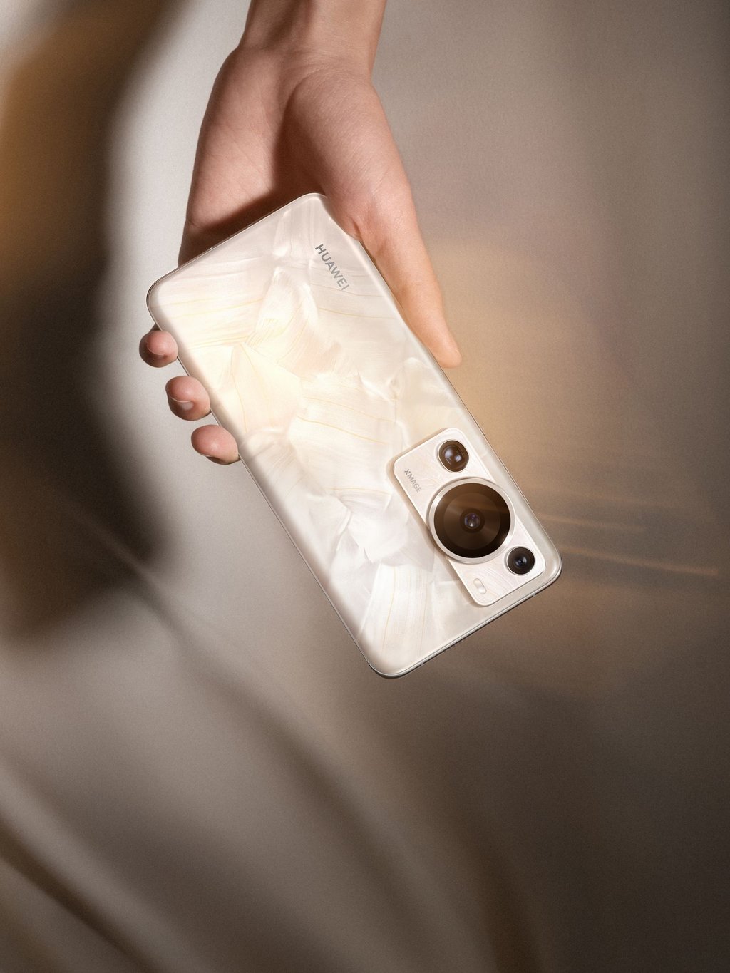 Jedes P60 Pro ein Unikat, verspricht Huawei. Die immer anders ausfallende Perlmutt-Schicht unter der Glasoberfläche auf der Rückseite macht es möglich - allerdings nur in der Farbversion „Rococo Pearl“.