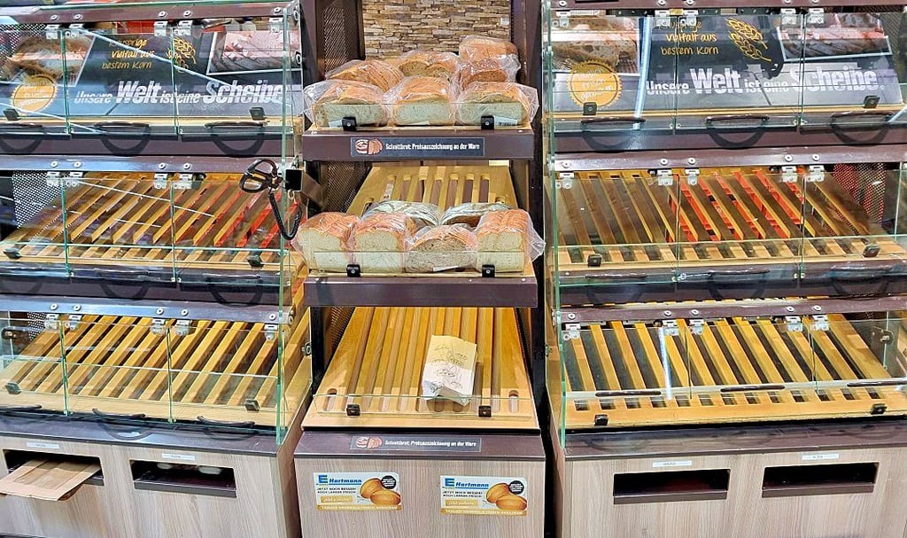 Sieht aus wie ein Fast-Ausverkauf, ist es aber nicht. Dass diese Seite des Backwarenstandes bei Edeka sich ziemlich verwaist zeigt, dafür ist ein Personalproblem der Grund. Auf der anderen Seite des Standes ist jedoch alles zu haben, was hier gebacken werden kann.