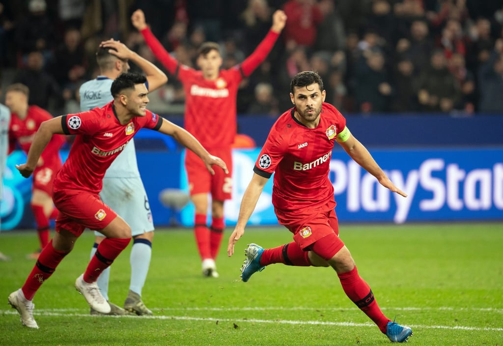 Kevin Volland (r) freut sich mit Nadiem Amiri über sein Tor.