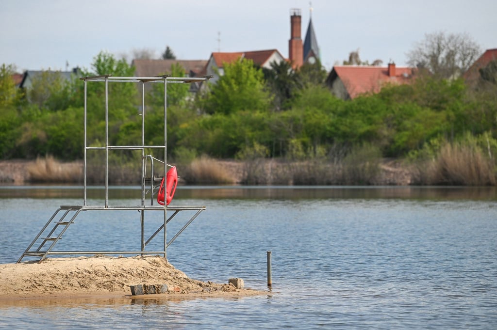 Ein Wachturm für den Schwimmeister am Ufer des Freibades Heidesee in Halle.