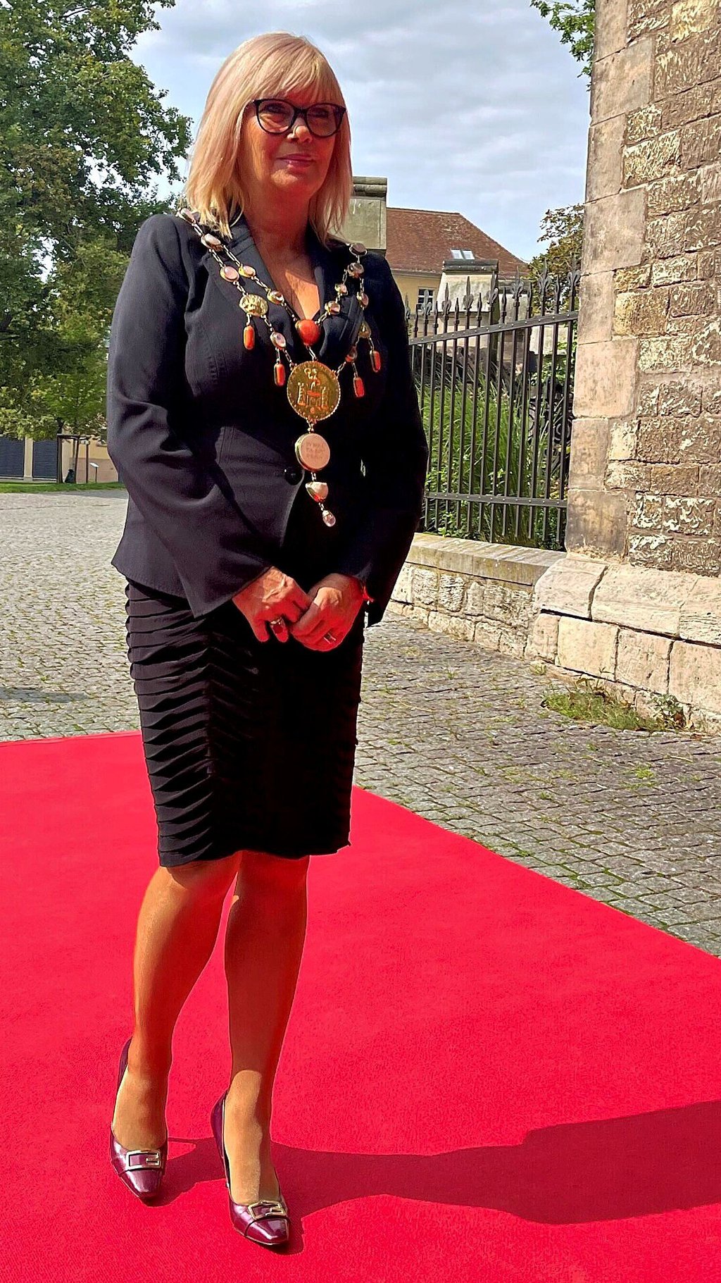 Die schwere Amtskette wirkt am besten auf Schwarz. Darum hat sich Simone Borris für ein schwarzes Kleid entschieden.