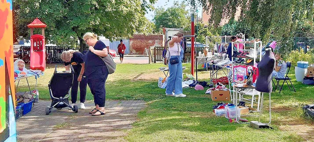 Der Flohmarkt am Vereinshaus in Bittkau war gut besucht.